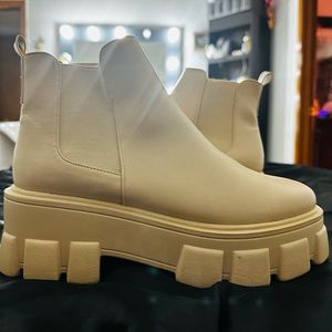 Chunky nude boots woman’s size 7